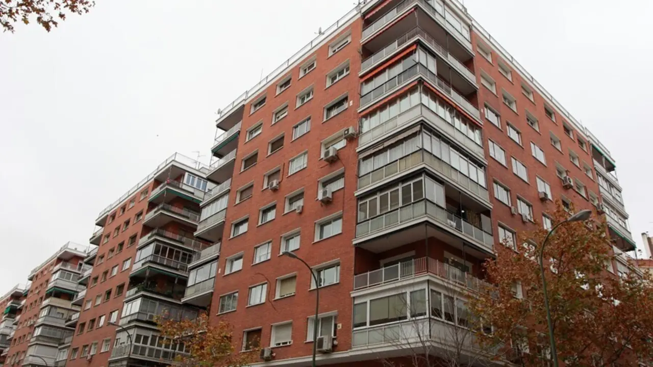 Fachada de un bloque de pisos. / ALERTA