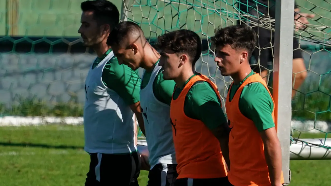 Yeray, Ceballos, Manu Justo e Isma L&oacute;pez, cargando con la porter&iacute;a. / Hardy