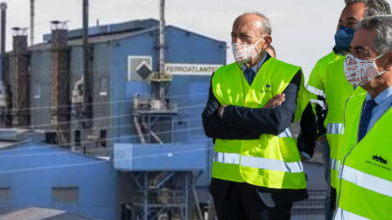 El consejero de Industria, F. Marcano y M.A. Revilla junto a la f&aacute;brica Ferroatl&aacute;ntica. / ALERTA