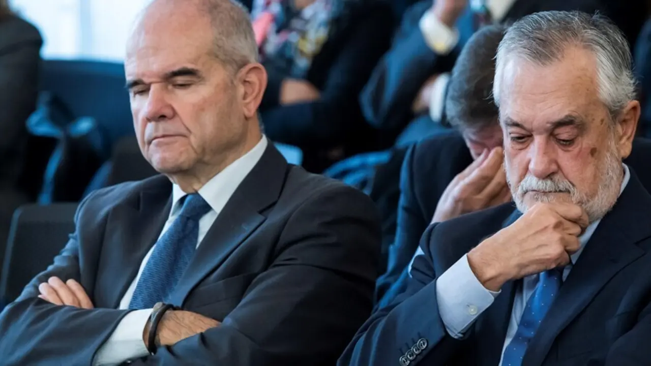 Jos&eacute; Antonio Gri&ntilde;&aacute;n y Manuel Chaves, sentados en el banquillo durante el juicio de los ERE.EFE / POOL
