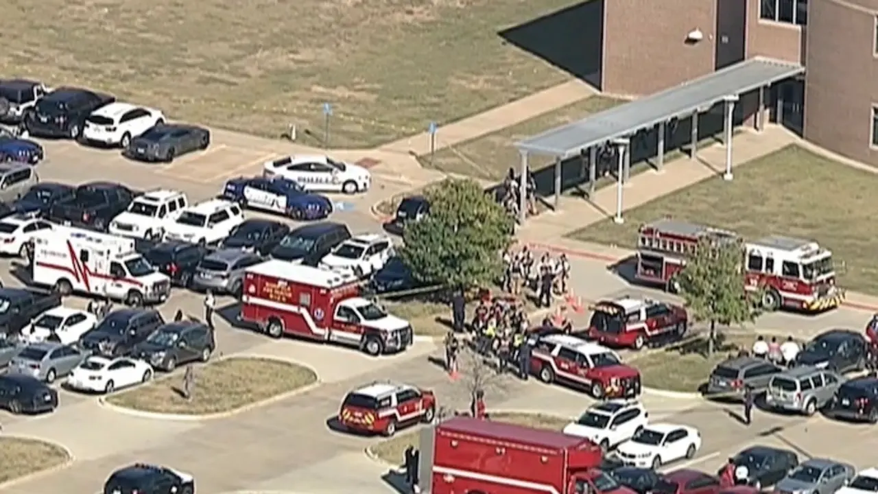 La escuela fue cerrada despu&eacute;s de que "m&uacute;ltiples" personas fueron disparadas en el campus el mi&eacute;rcoles por la ma&ntilde;ana, seg&uacute;n la polic&iacute;a.
Noticias Fox4