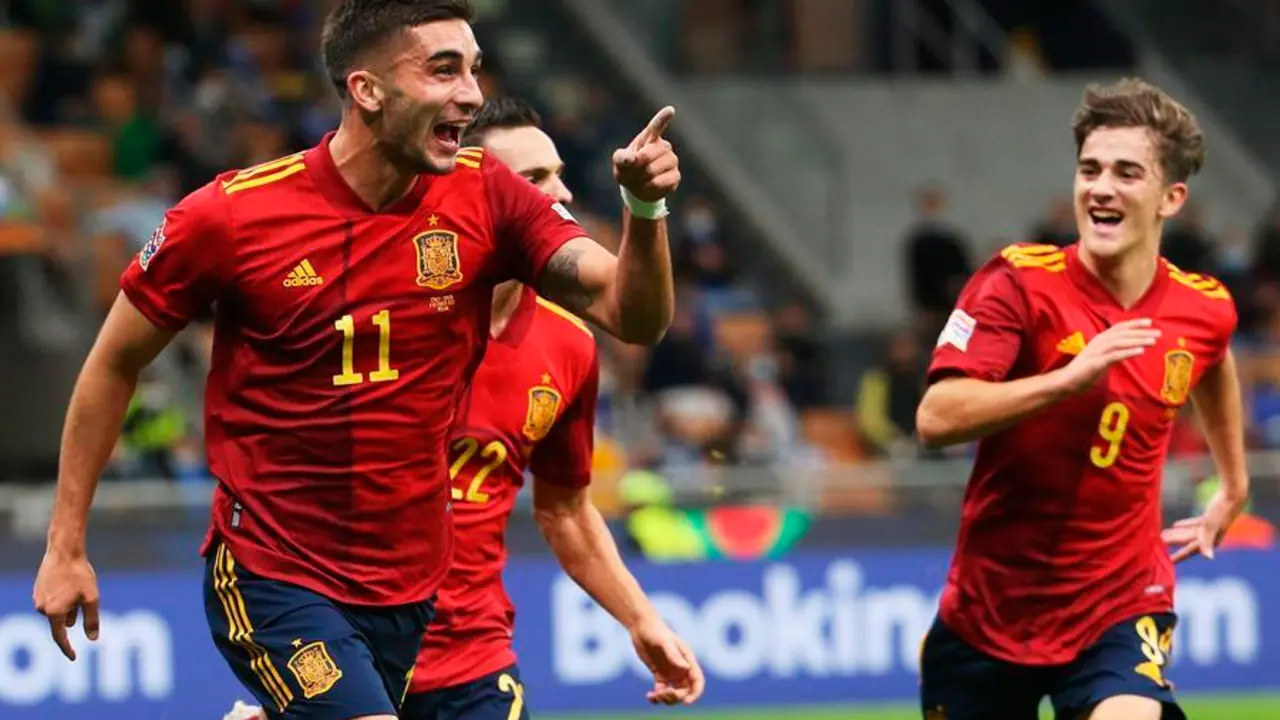 Ferran Torres (izq) de Espa&ntilde;a celebra despu&eacute;s de marcar el primer gol durante el partido de f&uacute;tbol de semifinales de la UEFA Nations League entre Italia y Espa&ntilde;a en Mil&aacute;n, Italia, 06 de octubre de 2021. (Italia, Espa&ntilde;a) EFE/EPA/MATTEO BAZZI