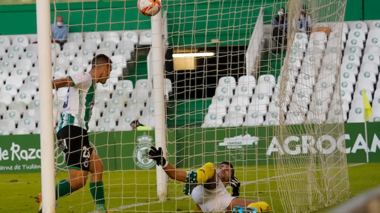 Manu Justo marca el segundo gol en la &uacute;ltima acci&oacute;n del primer tiempo. / Hardy