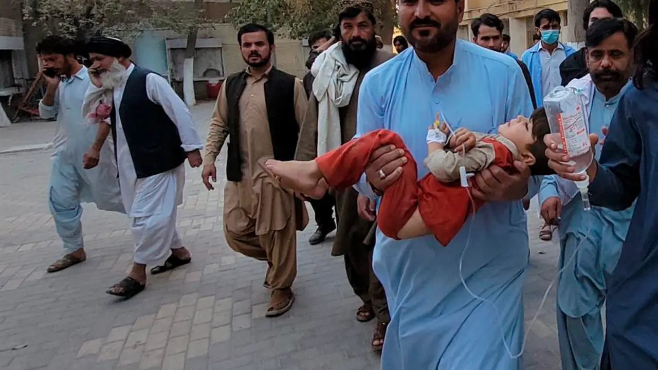 Unas personas trasladan a una v&iacute;ctima herida, despu&eacute;s de que un terremoto de magnitud 5,9 con una profundidad de nueve kil&oacute;metros golpeara Harnai, a un hospital en Quetta, provincia de Baluchist&aacute;n, Pakist&aacute;n, el 7 de octubre de 2021. Al menos 20 personas han muerto seg&uacute;n la Autoridad Provincial de Gesti&oacute;n de Desastres (PDMA) y varias casas se han derrumbado por lo que se teme que haya m&aacute;s v&iacute;ctimas. (Terremoto/sismo) EFE/EPA/JAMAL TARAQAI