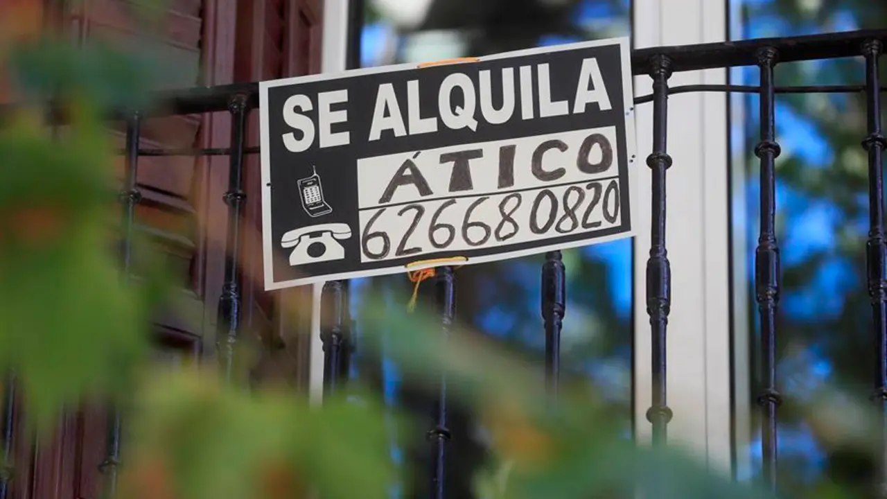 Vista de un cartel de alquiler de vivienda en Madrid. La futura Ley de Vivienda forzar&aacute; a los grandes propietarios a bajar los alquileres en las zonas tensionadas y a los particulares a congelarlos, al tiempo que se crear&aacute; un bono de 250 euros mensuales para facilitar que los j&oacute;venes puedan independizarse. EFE/ Fernando Alvarado