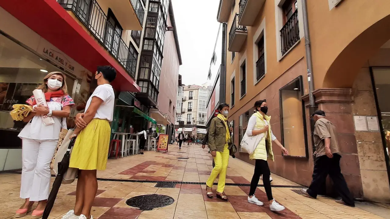 Varias personas por la calle Escalante de Torrelavega. / S. D&iacute;az
