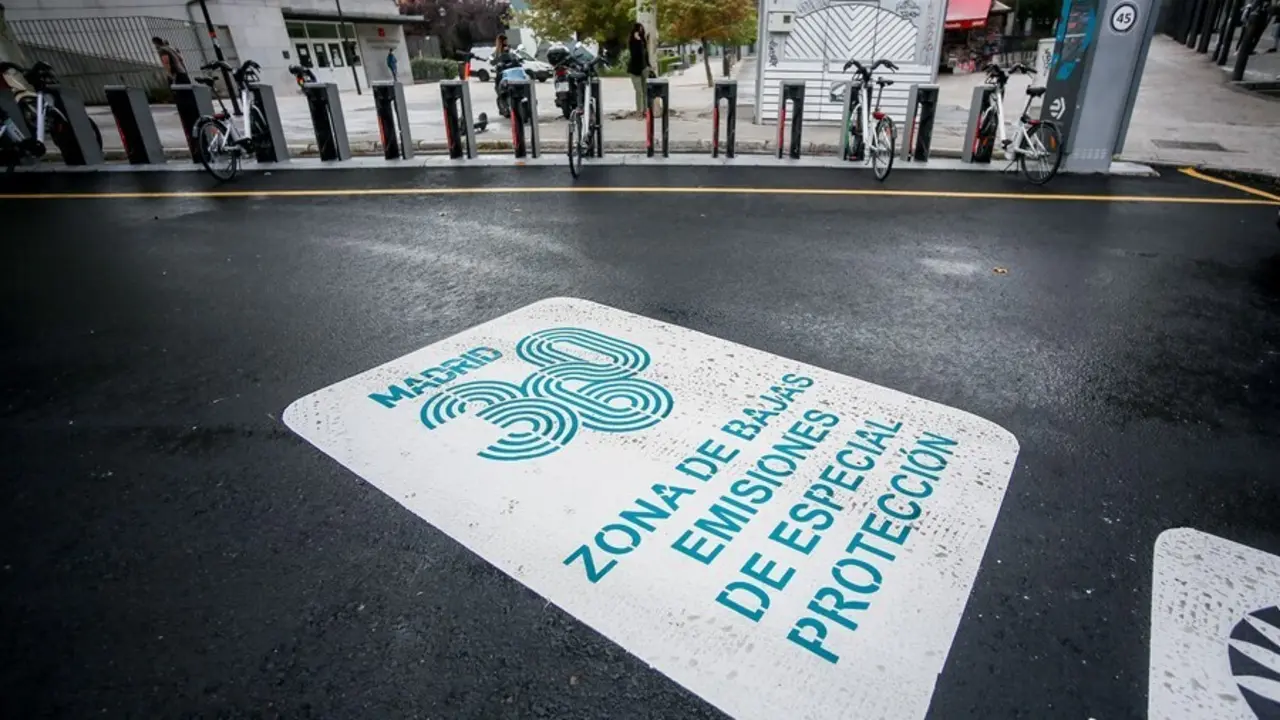 Una se&ntilde;al en el suelo marca la Zona de Bajas Emisiones de Especial Protecci&oacute;n (ZBEDEP) que entra en vigor este mi&eacute;rcoles, a 22 de septiembre de 2021, en Madrid, (Espa&ntilde;a). Con esta zona se proh&iacute;be el acceso pr&aacute;cticamente en todo el distrito a los veh&iacute;culos