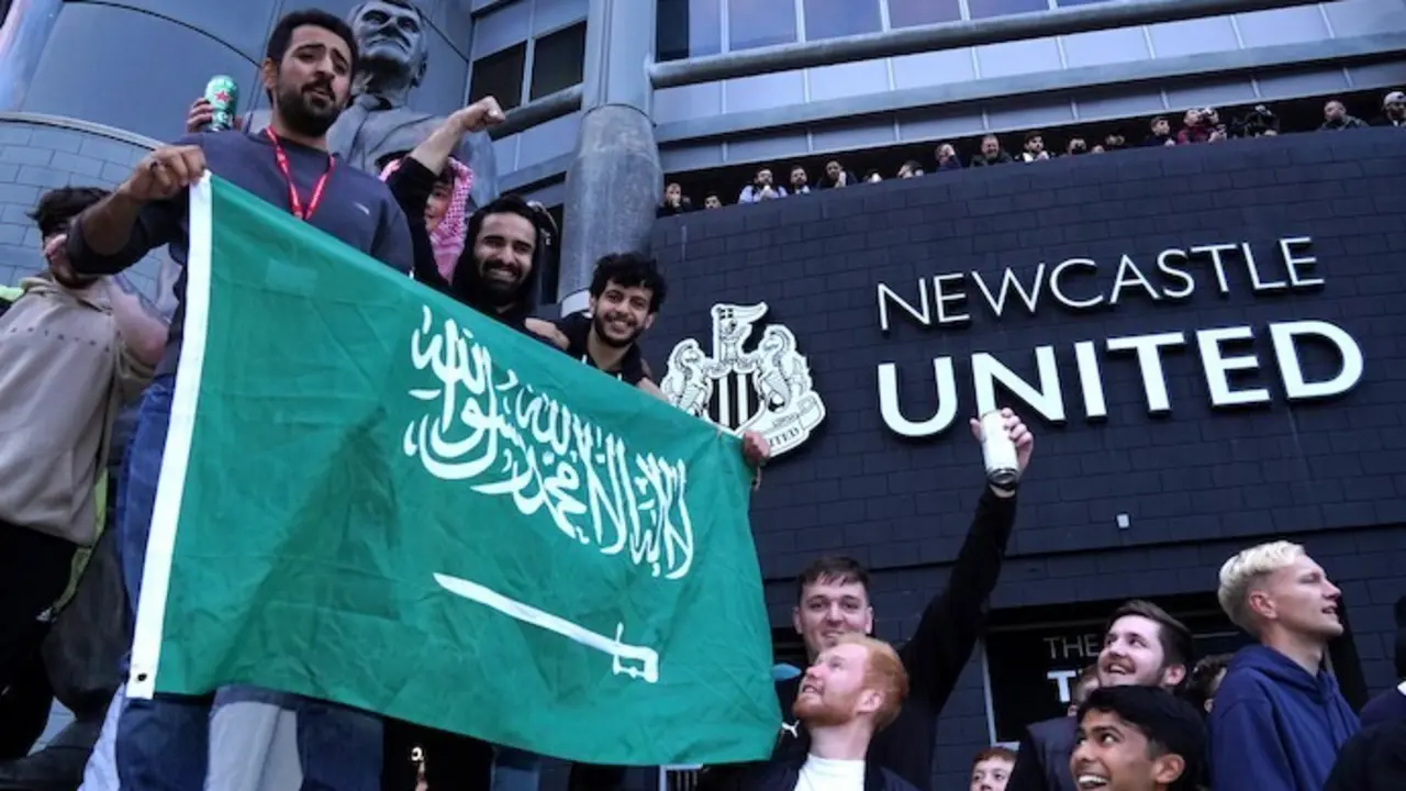 07 October 2021, United Kingdom, Newcastle: Newcastle United fans celebrate at St James' Park following the announcement that The Saudi-led takeover of Newcastle has been approved. Photo: Owen Humphreys/PA Wire/dpa
7/10/2021 ONLY FOR USE IN SPAIN