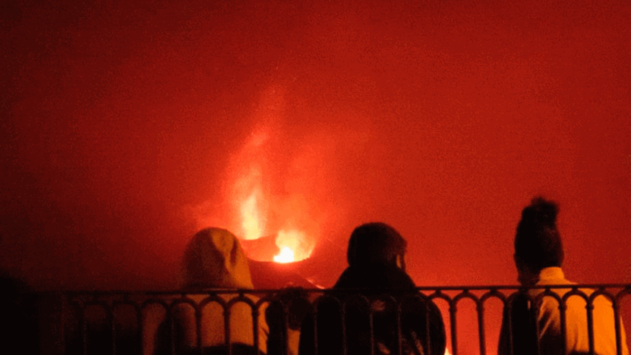 Los datos de sismicidad, geoqu&iacute;mica y deformaci&oacute;n apuntan a que no est&aacute; cercano el final de la erupci&oacute;n del volc&aacute;n de Cumbre Vieja en La Palma, que est&aacute; en fase "madura" de manera que hay que prepararse "para echar bastantes d&iacute;as", seg&uacute;n han afirmado este martes los responsables del Plan Especial de Protecci&oacute;n frente a Riesgo Volc&aacute;nico de Canarias (Pevolca). Imagen a&eacute;rea facilitada por el Cabildo de La Palma, tomada este martes, que muestra el curso de la colada hacia el mar por el valle de Aridane y la costa de Tazacorte, con la monta&ntilde;a de Todoque al fondo. EFE/Cabildo de La Palma - SOLO USO EDITORIAL/SOLO DISPONIBLE PARA ILUSTRAR LA NOTICIA QUE ACOMPA&Ntilde;A (CR&Eacute;DITO OBLIGATORIO)