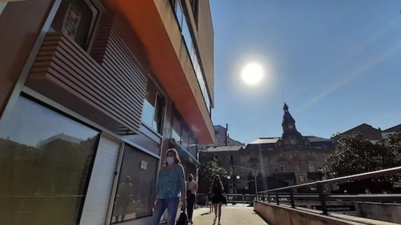 Varias personas caminan por las inmediaciones de la plaza del Ayuntamiento de Torrelavega. / S. D&iacute;az