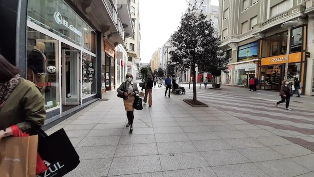 Varias personas transitan por la zona comercial de Santander. / S. D&iacute;az