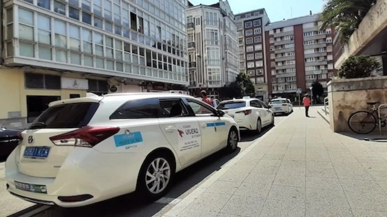 Varios taxis aparcados en la Estaci&oacute;n de Autobuses de Santander. / S. D&iacute;az