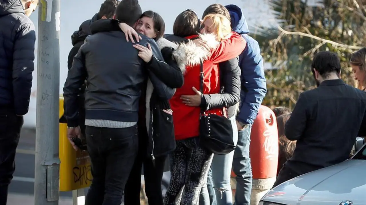 Familiares de las v&iacute;ctimas se abrazan en el lugar donde los equipos de emergencia han localizado este mi&eacute;rcoles 1 de enero los cad&aacute;veres de dos j&oacute;venes, un hombre y una mujer, sin aparentes signos de violencia, en el interior de un coche estacionado en Arrasate (Gipuzkoa). EFE/Javier Etxezarreta