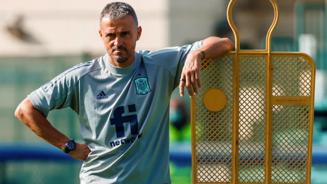 El entrenador de la selecci&oacute;n espa&ntilde;ola, Luis Enrique, dirige una sesi&oacute;n de entrenamiento, este jueves en el Interello-Centro Sportivo Giacinto Facchetti, en Mil&aacute;n (Italia). EFE/ Pablo Garc&iacute;a