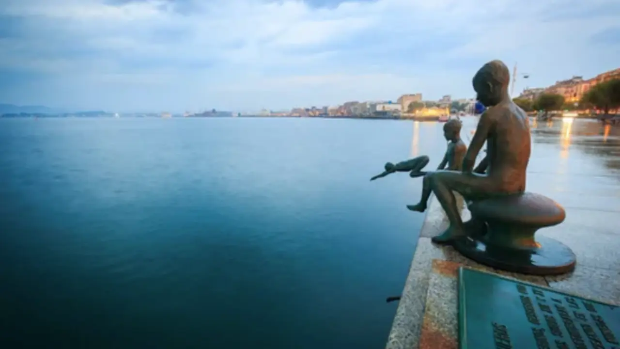 Vista de las esculturas de Los Raqueros en Santander. / ALERTA
