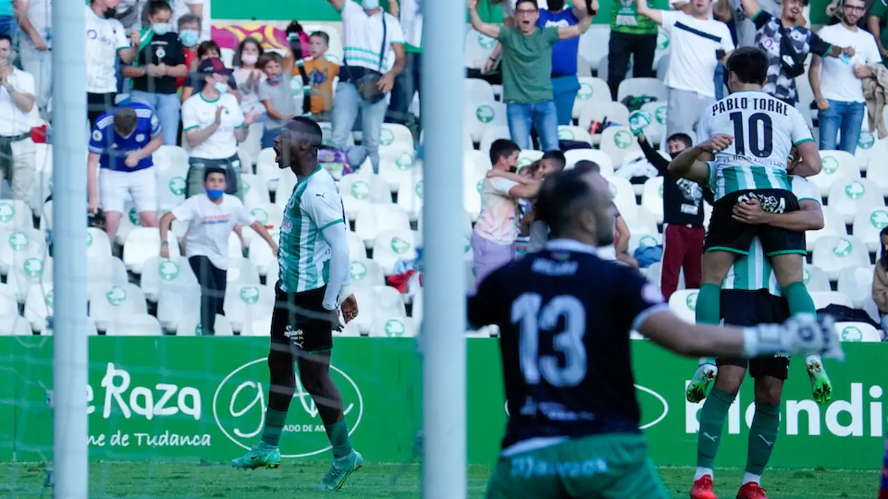 Pablo Torre se abraza con Borja Dom&iacute;nguez, a quien dio un pase perfecto que acab&oacute; con el gol de Cedric. / Hardy