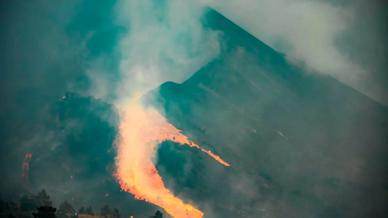 El flanco norte del volc&aacute;n Cumbre Vieja que entr&oacute; en erupci&oacute;n el pasado 19 de septiembre en la isla de La Palma se ha derrumbado hoy s&aacute;bado. EFE/ Miguel Calero