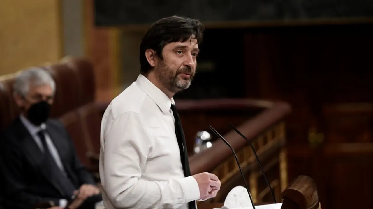 El diputado de Unidas Podemos Rafa Mayoral interviene durante una sesi&oacute;n plenaria en el Congreso de los Diputados, a 13 de mayo de 2021, en Madrid,