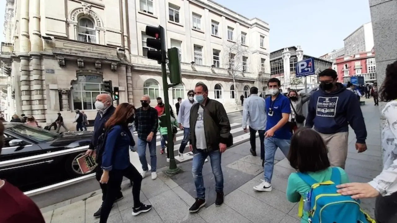 Varias personas transitan por el centro de Santander. / Hardy
