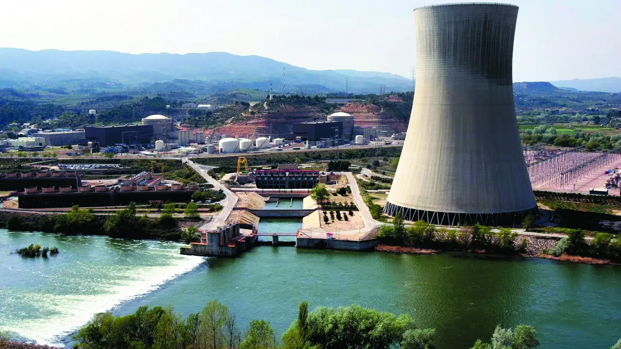Despu&eacute;s de 50 a&ntilde;os del inicio de la construcci&oacute;n de la primera central nuclear en Espa&ntilde;a, entramos en las tres que no est&aacute;n operativas Zorita, Vandell&oacute;s y Lem&oacute;niz y le contamos en qu&eacute; situaci&oacute;n est&aacute;n las cinco que todav&iacute;a funcionan. Por Carlos Manuel S&aacute;nchez