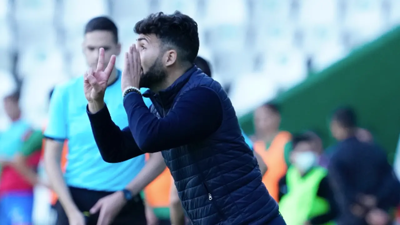 El entrenador del Racing, Fern&aacute;ndez Romo durante el partido contra el Calahorra. / Hardy