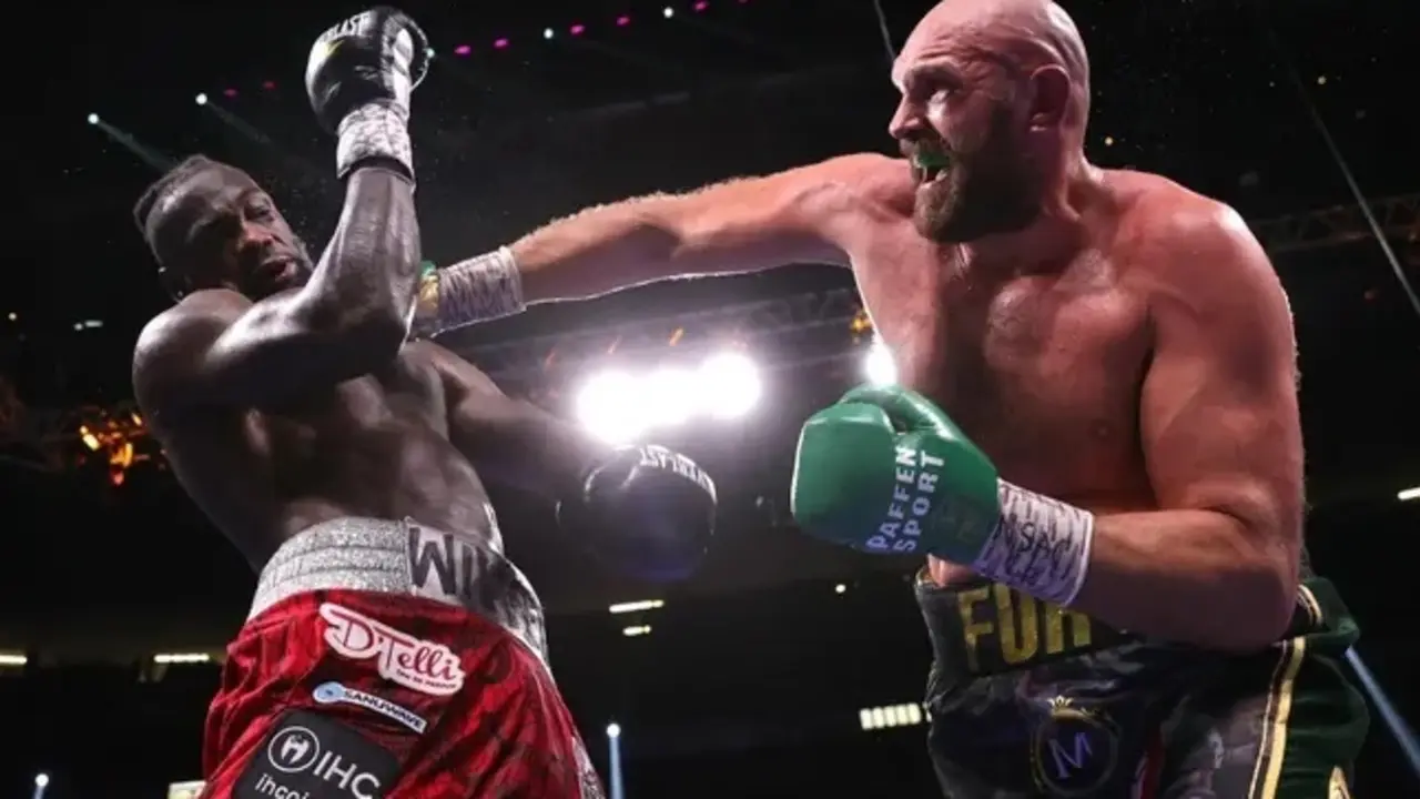 Tyson Fury conecta una dura mano derecha sobre Deontay Wilder durante su pelea por el campeonato de peso pesado del CMB en Las Vegas. Cr&eacute;dito: Mikey Williams / Top Rank Inc / Top Rank / Getty Images