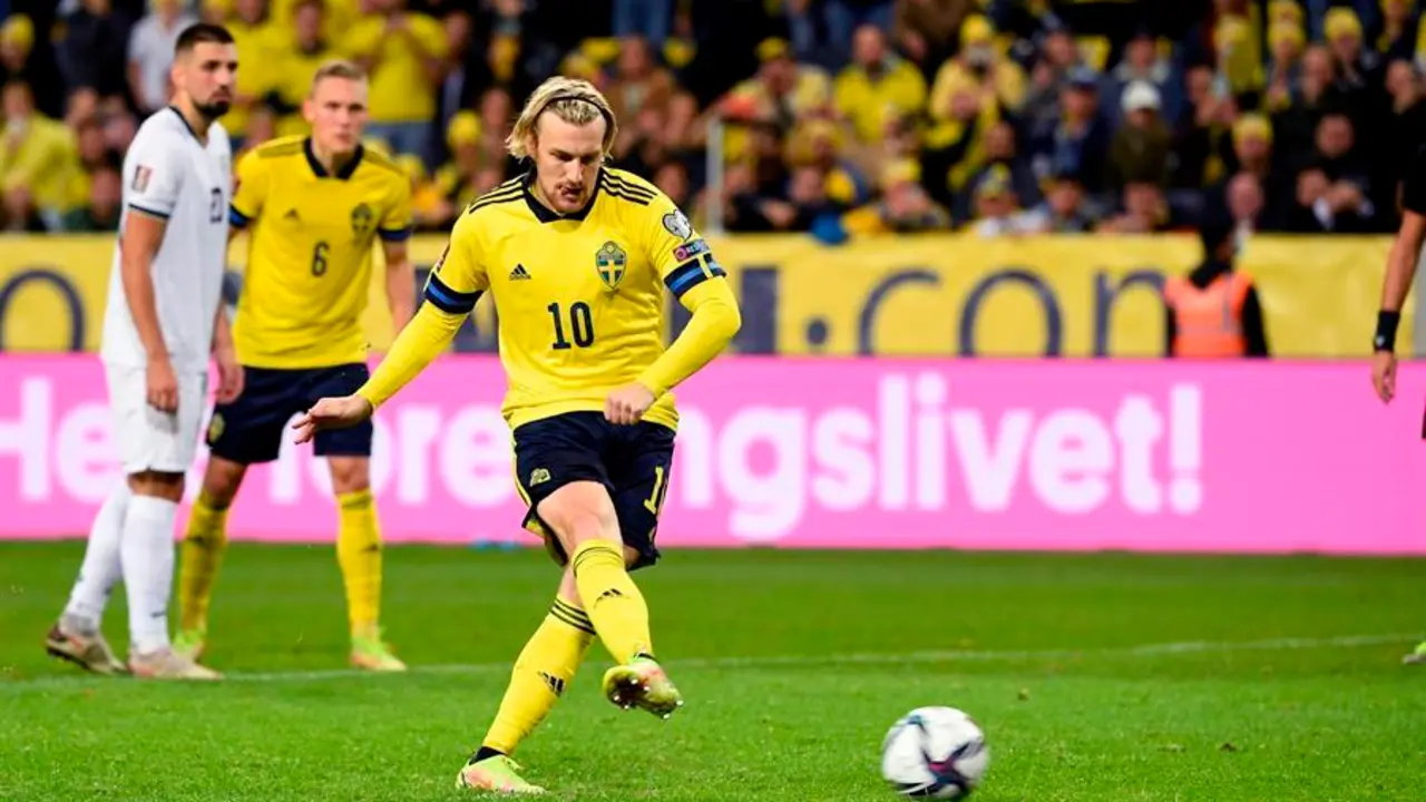 El sueco Emil Forsberg marca de penalti el gol del 1-0 durante el partido de f&uacute;tbol de clasificaci&oacute;n del Grupo B de la Copa Mundial de la FIFA 2022 entre Suecia y Kosovo en el Friends Arena de Estocolmo, Suecia, el 09 de octubre de 2021. (Mundial de F&uacute;tbol, Suecia, Estocolmo) EFE/EPA/Fredrik Sandberg/TT SUECIA FUERA
