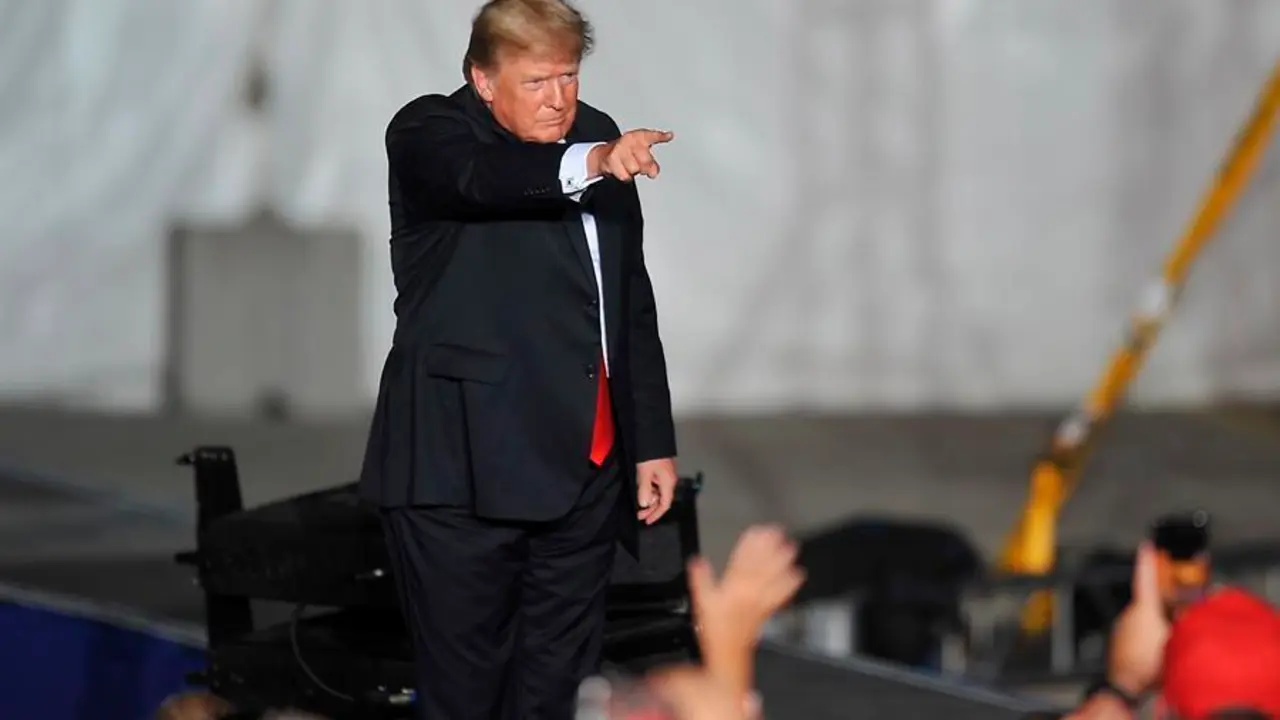 El ex presidente de los Estados Unidos, Donald J. Trump, hace un gesto a los simpatizantes en un mitin de Save America en el Iowa State Fairgrounds en Des Moines, Iowa, EE. UU., 09 de octubre de 2021. Es la primera visita de Trumps a Iowa desde las elecciones generales de noviembre de 2020. EFE / STEVE POPE