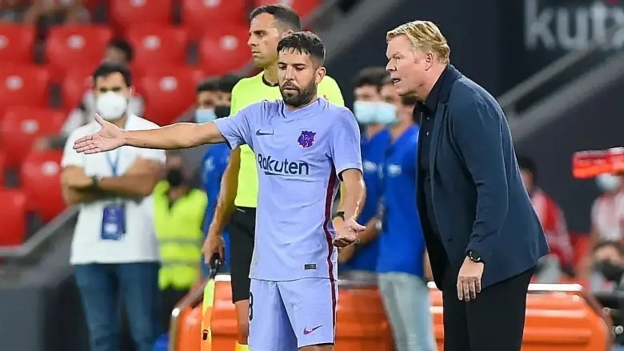 El entrenador holand&eacute;s del Barcelona, Ronald Koeman (R), habla con el defensor espa&ntilde;ol del Barcelona Jordi Alba durante el partido de f&uacute;tbol de la Liga espa&ntilde;ola entre el Athletic Club de Bilbao y el FC Barcelona en el estadio de San Mam&eacute;s de Bilbao el 21 de agosto de 2021