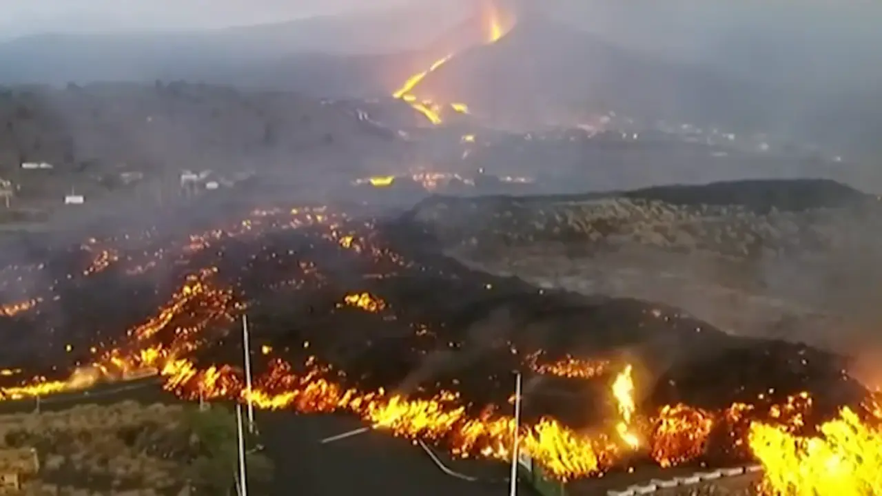 Enormes bloques incandescentes se llevan las casas.