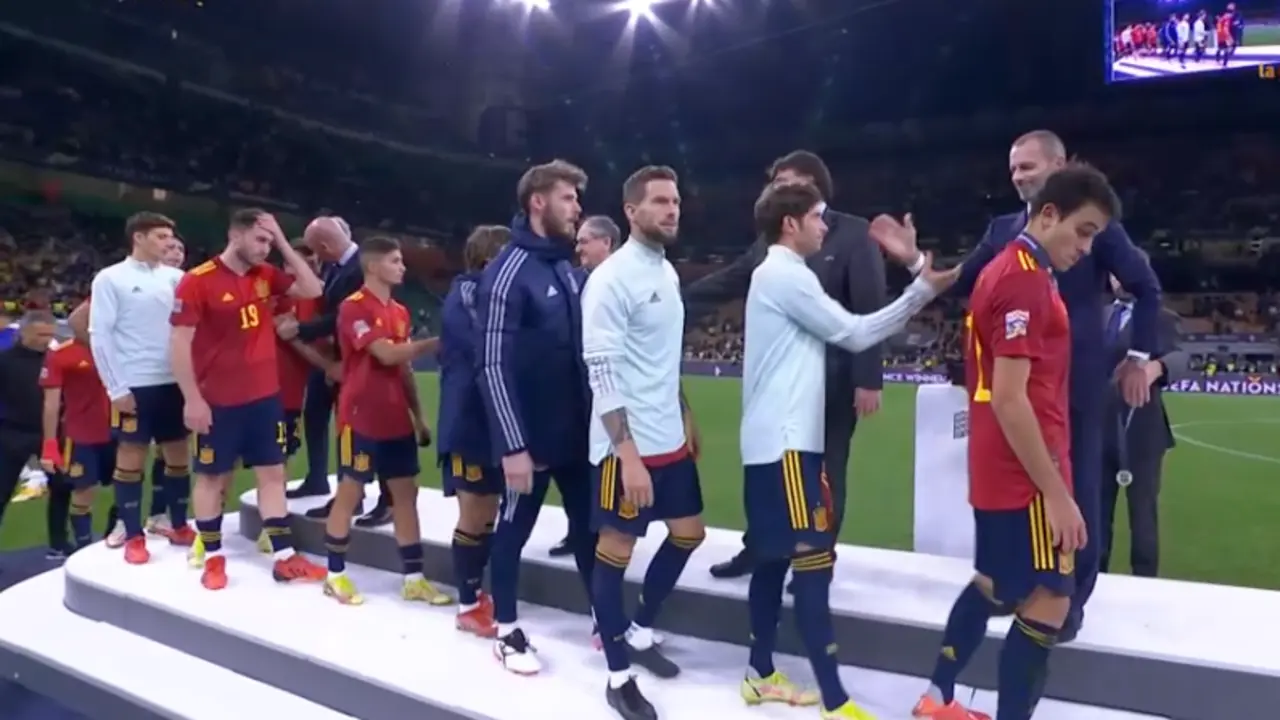 Los jugadores de Espa&ntilde;a recogiendo el premio de segundos en la Liga de las Naciones.