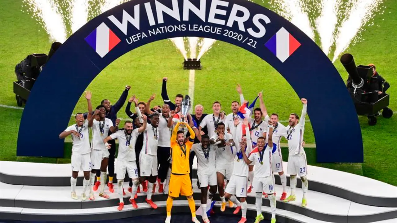 Los jugadores de Francia celebran con el trofeo tras ganar la final de la UEFA Nations League entre Espa&ntilde;a y Francia en Mil&aacute;n, Italia, el 10 de octubre de 2021. (Francia, Italia, Espa&ntilde;a) EFE/EPA/Marco Betorello / POOL