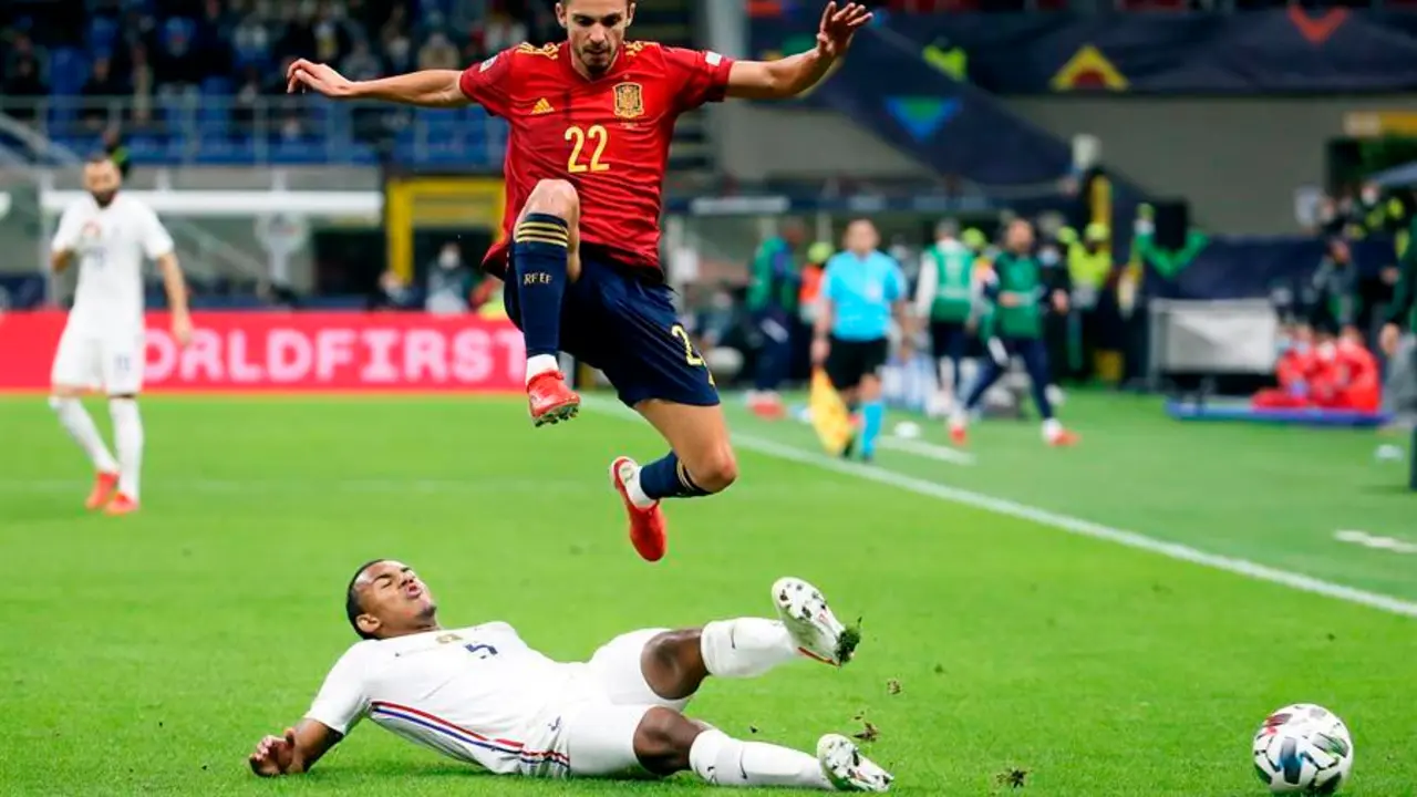 El espa&ntilde;ol Pablo Sarabia (arriba) en acci&oacute;n contra el franc&eacute;s Jules Kounde (abajo) durante el partido de f&uacute;tbol de la final de la UEFA Nations League entre Espa&ntilde;a y Francia en Mil&aacute;n. EFE