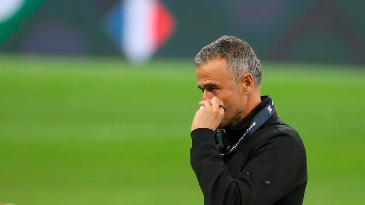 El seleccionador espa&ntilde;ol Luis Enrique besa su medalla de subcampe&oacute;n tras el partido de f&uacute;tbol de la final de la UEFA Nations League entre Espa&ntilde;a y Francia en Mil&aacute;n, Italia, el 10 de octubre de 2021. (Francia, Italia, Espa&ntilde;a) EFE/EPA/MATTEO BAZZI