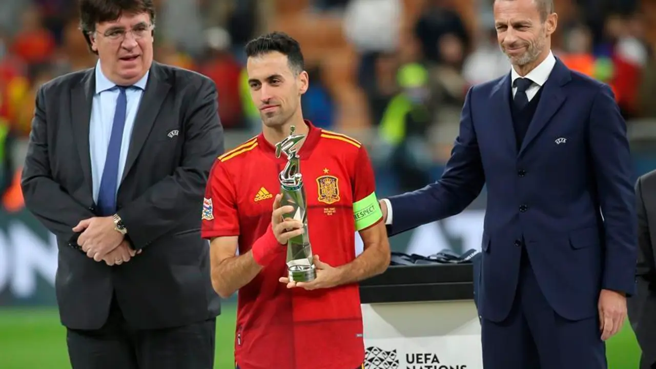 El espa&ntilde;ol Sergio Busquets (C) posa con el trofeo de subcampe&oacute;n tras el partido de f&uacute;tbol de la final de la UEFA Nations League entre Espa&ntilde;a y Francia en Mil&aacute;n, Italia, el 10 de octubre de 2021. (Francia, Italia, Espa&ntilde;a) EFE/EPA/MATTEO BAZZI