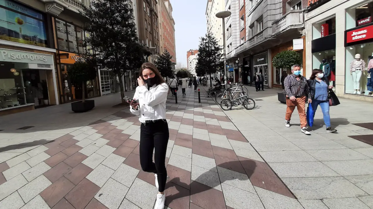 Varias personas transitan por la calle donde est&aacute; ubidado el hostal que se produjo la violaci&oacute;n. / S. D&iacute;az