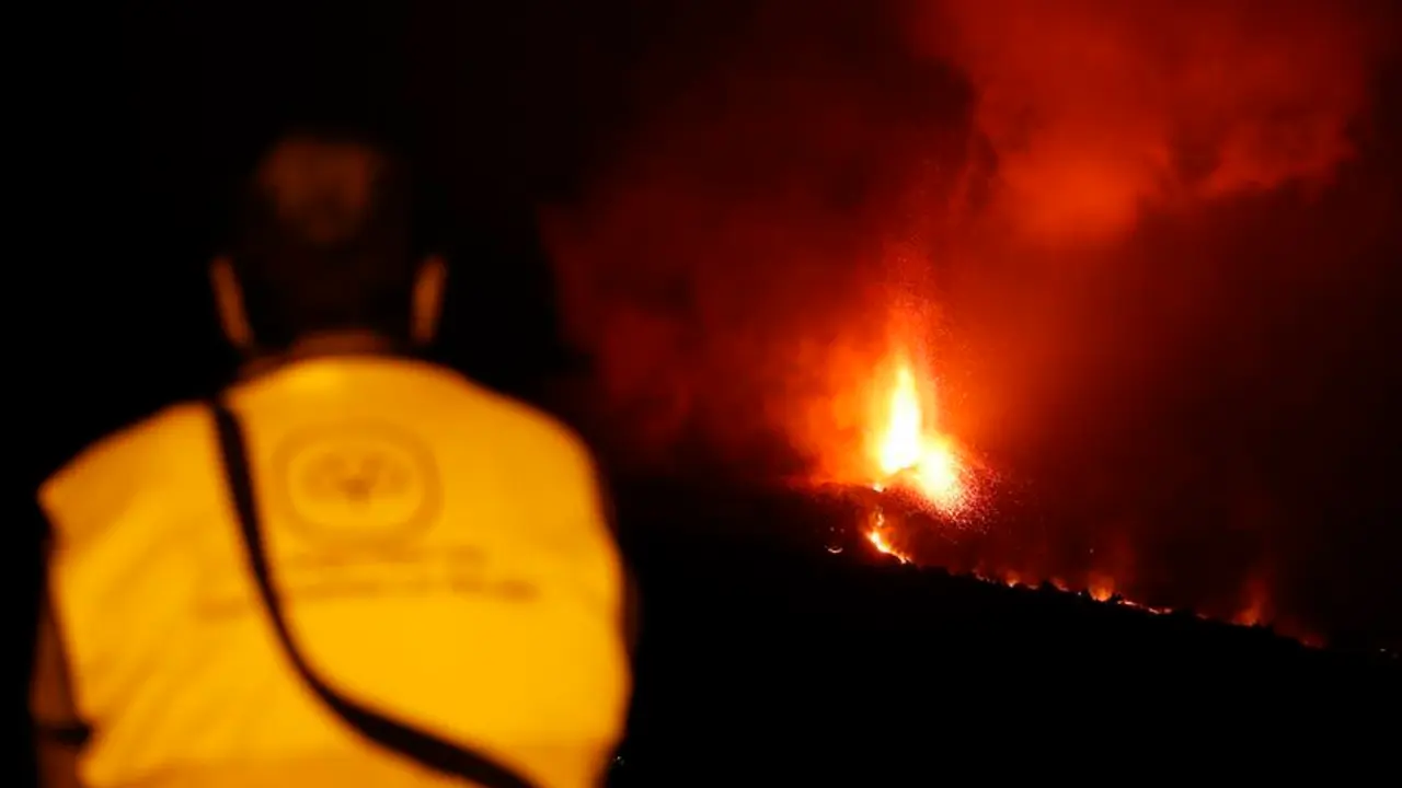 Un hombre observa la actividad del volc&aacute;n de La Palma este domingo, cuando se cumplen tres semanas de la erupci&oacute;n. EFE/ Elvira Urquijo A.