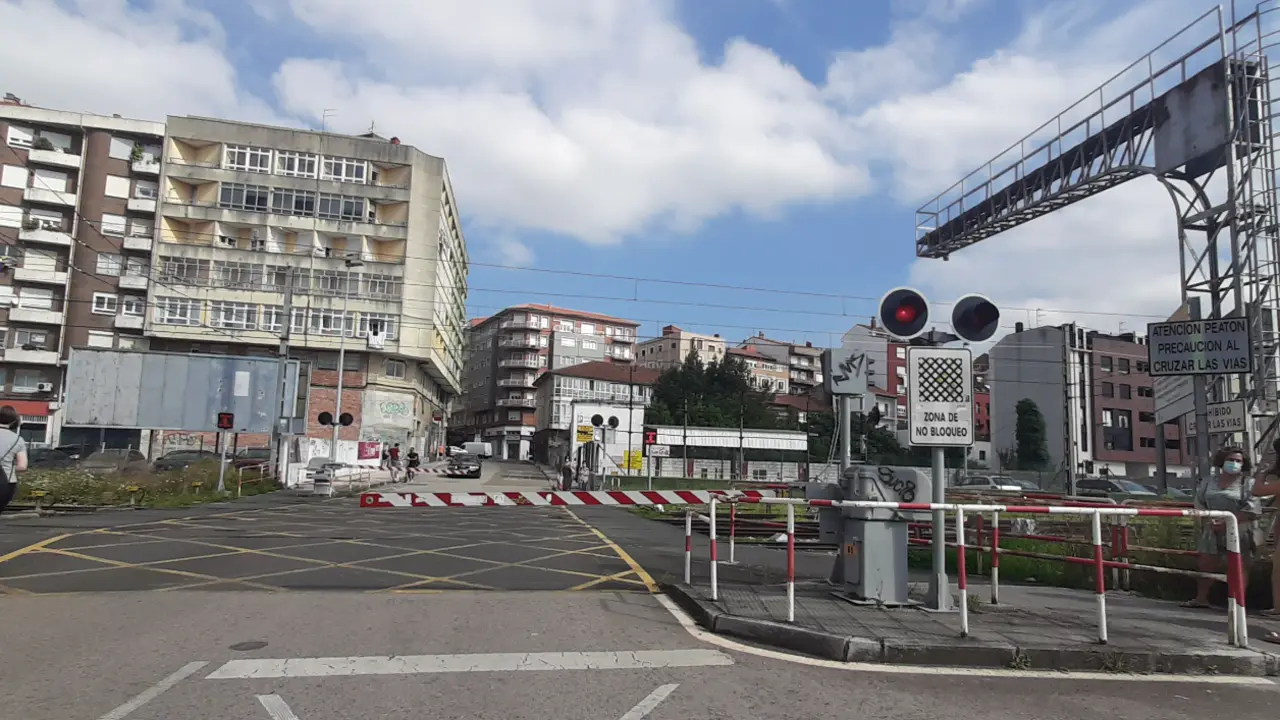 Vista del paso de las v&iacute;as del tren que parte la ciudad en dos. / S. D&iacute;az