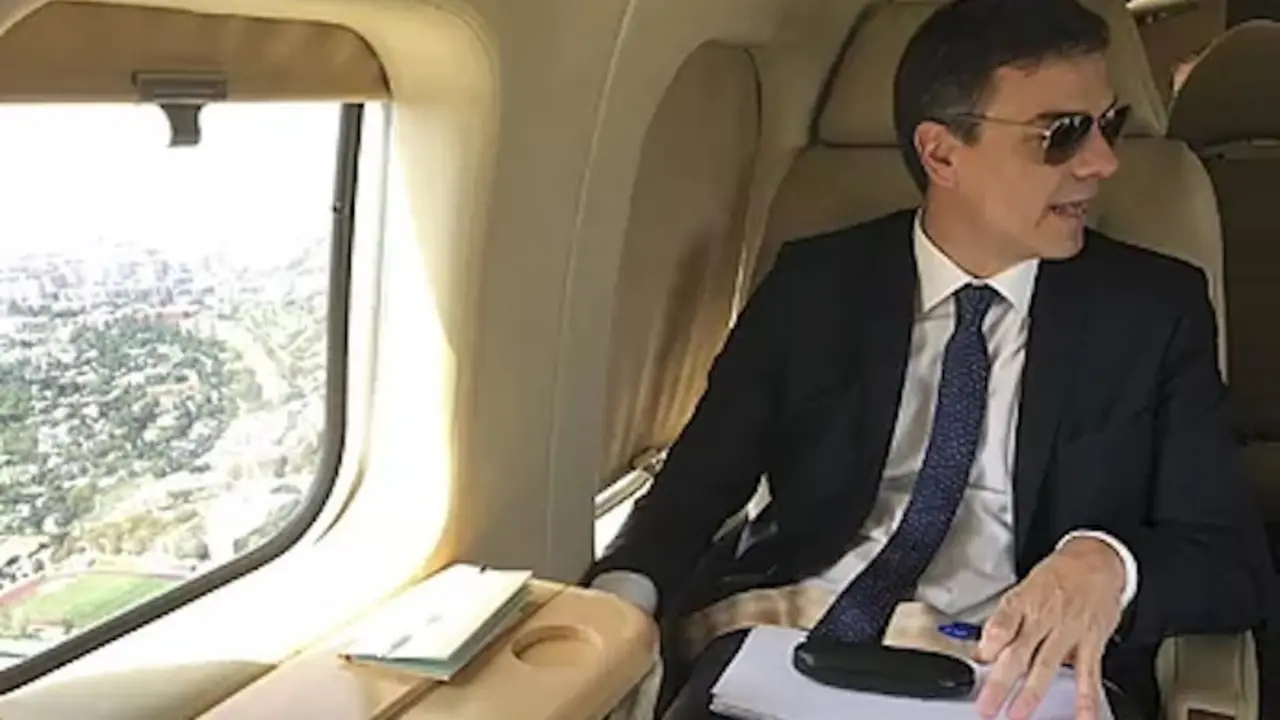 Pedro S&auml;nchez, durante un viaje en el Falcon a Bruselas en 2018.MONCLOA