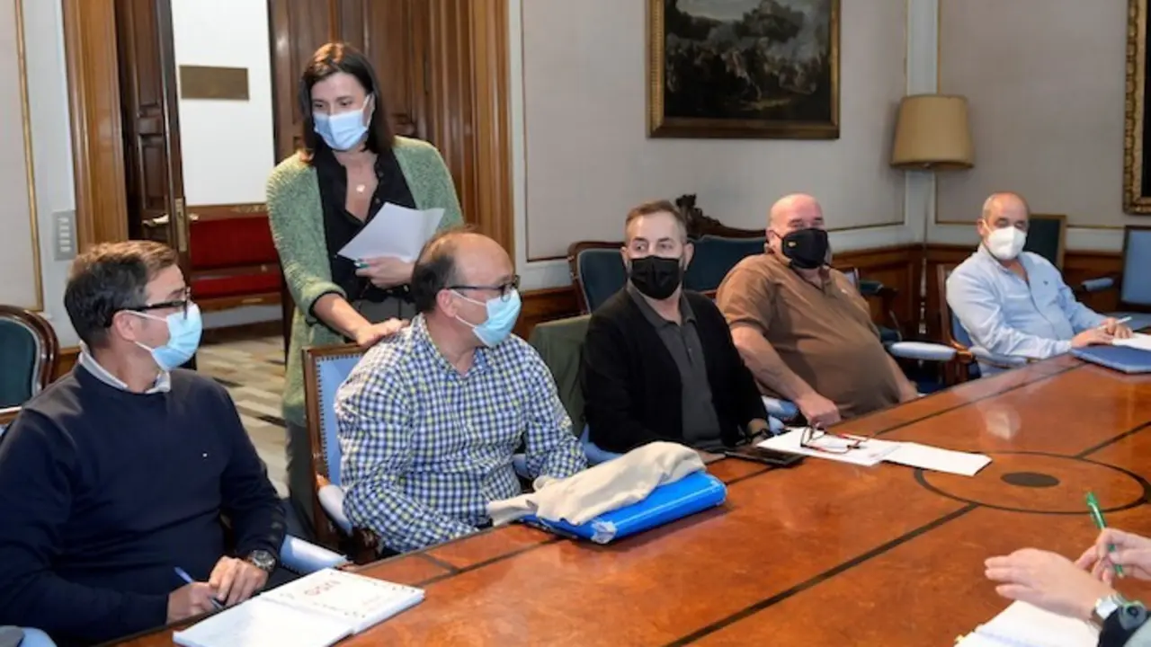 La alcaldesa de Santander en la reunión con el Comité Empresa Ascan-Geaser. / ALERTA