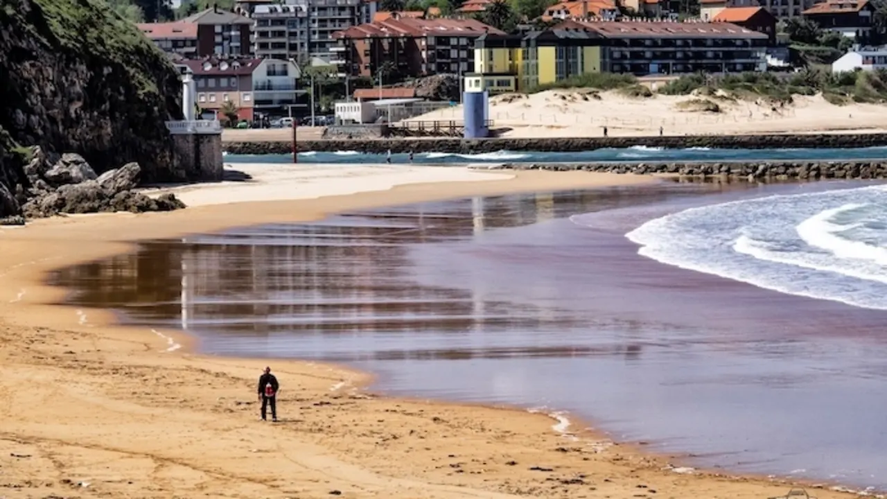 Vista de la playa de Marz&aacute;n en Cuch&iacute;a, con la localidad de Suances al fondo.