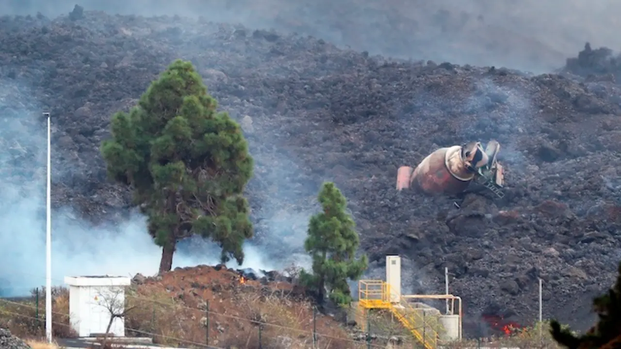 Una hormigonera de la cementera del pol&iacute;gono industrial del Callej&oacute;n de la Gata, en el municipio de El Paso, qued&oacute; medio sepultada tras el paso hoy lunes de la colada de lava del volc&aacute;n de La Palma. EFE/ Elvira Urquijo A.