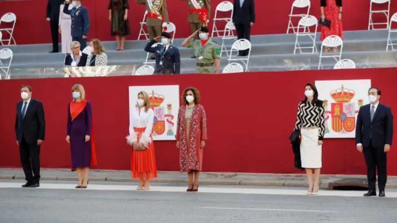 El ministro de Agricultura Luis Planas, la ministra de Educaci&oacute;n y Formaci&oacute;n Profesional Pilar Alegr&iacute;a, la ministra de Transportes, Movilidad y Agenda Urbana Raquel S&aacute;nchez, la ministra de Hacienda Mar&iacute;a Jes&uacute;s Montero, la ministra de Justicia Pilar Llop y el ministro de Exteriores Jos&eacute; Manuel Albares Bueno asisten al desfile militar del 12 de Octubre en el Paseo de la Castellana de Madrid para festejar este martes el D&iacute;a de la Fiesta Nacional. EFE/Chema Moya