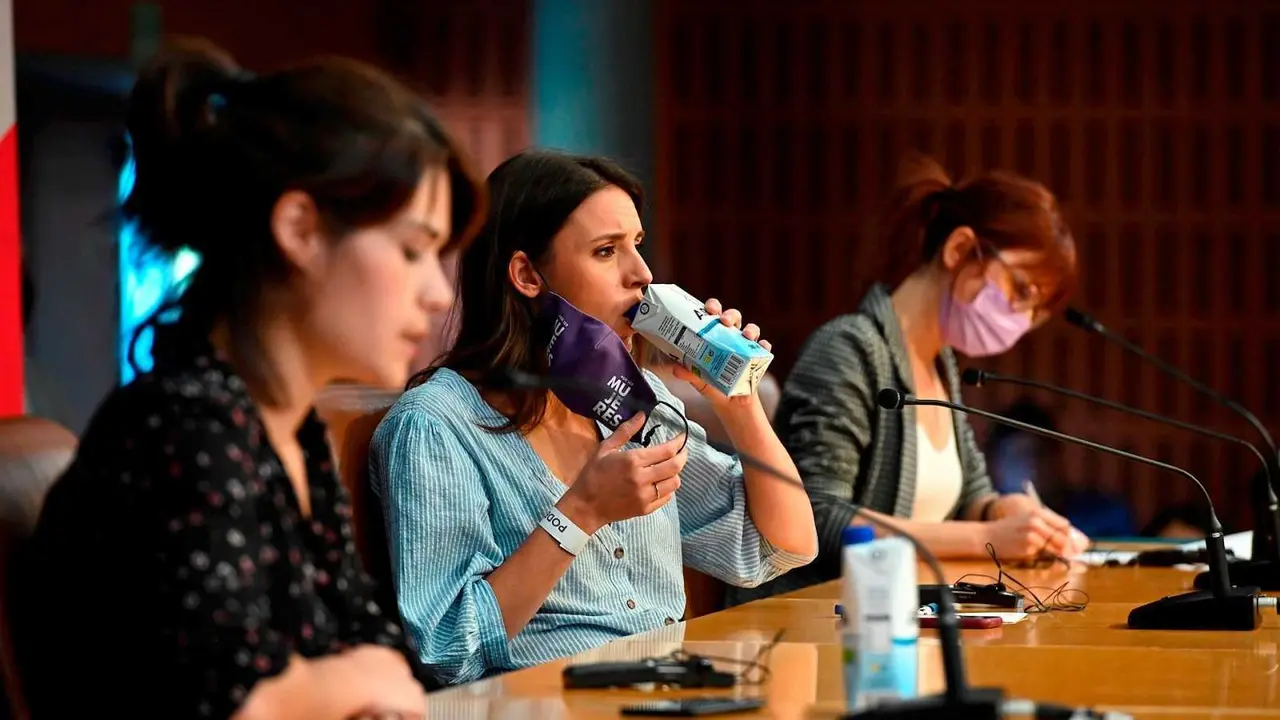 La ministra de Igualdad, Irene Montero (centro), acompa&ntilde;ada de Isa Serra (izquierda), en un acto reciente de Unidas Podemos EFE/FERNANDO VILLAR