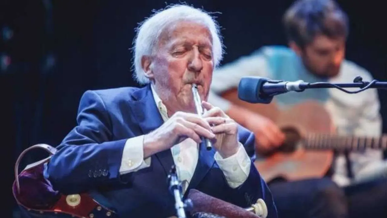 Paddy Moloney durante una actuaci&oacute;n con su grupo BBC