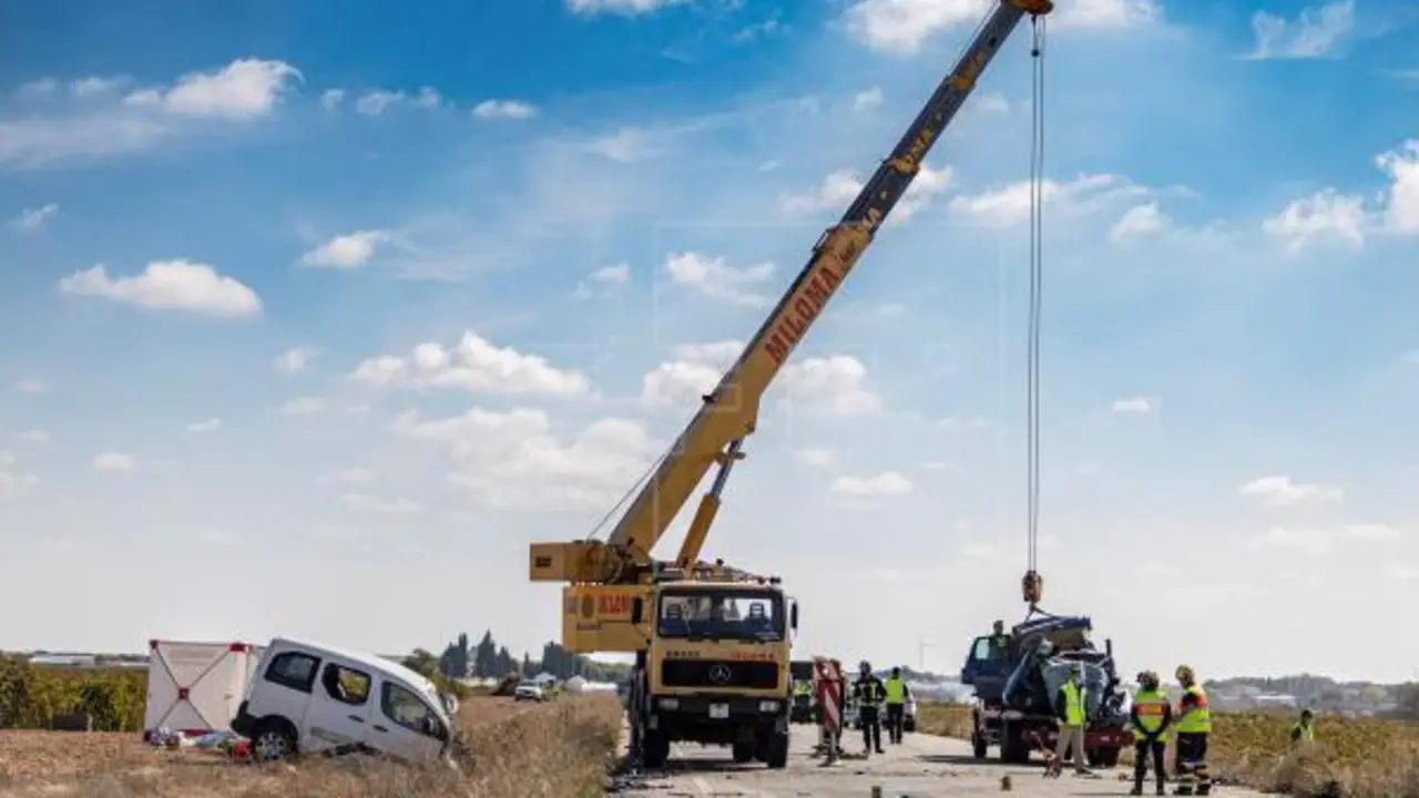 Tres personas han fallecido y otras tres se encuentran heridas atrapadas dentro de los veh&iacute;culos tras la colisi&oacute;n frontal entre un turismo y una furgoneta que ha tenido lugar esta ma&ntilde;ana del martes en la carretera CM-3005, en Lillo (Toledo). EFE/&Aacute;ngeles Visd&oacute;mine