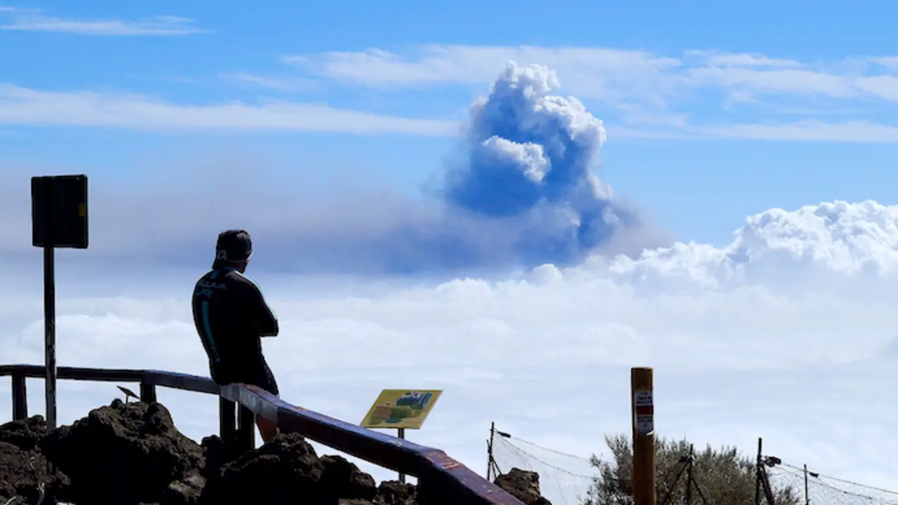 La columna de humo que sale del volc&aacute;n de La Palma, vista desde el Roque de los Muchachos, a 12 de octubre de 2021, en La Palma (Espa&ntilde;a). El Roque est&aacute; situado al norte de la isla y es un lugar conocido por albergar algunos de los telescopios astron&oacute;micos m&aacute;s importantes del mundo. La columna de humo supera los 2.400 metros de altitud del Roque de los Muchachos lo que da una idea las grandes dimensiones que alcanza la columna.
13 OCTUBRE 2021
Europa Press
12/10/2021