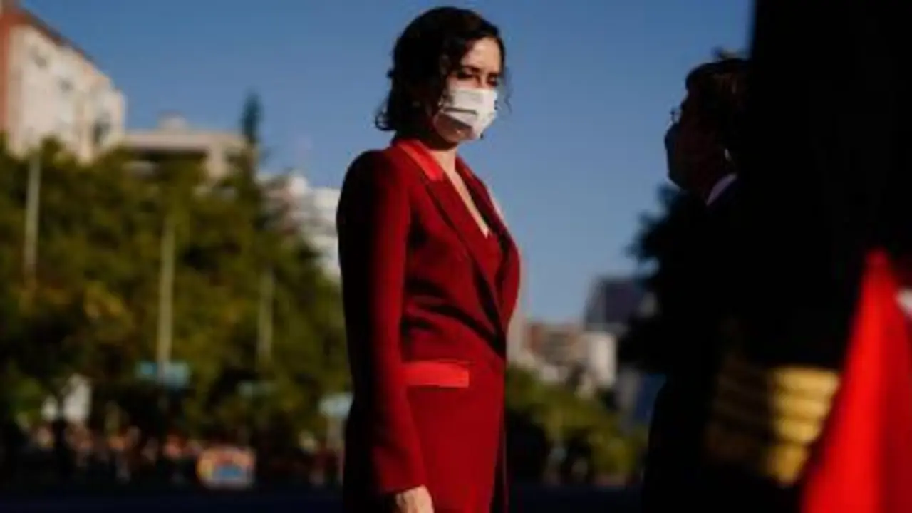 La presidenta regional de Madrid, Isabel D&iacute;az Ayuso, saluda al alcalde de la capital, Jos&eacute; Luis Mart&iacute;nez Almeida, durante el desfile del 12-O  AFP