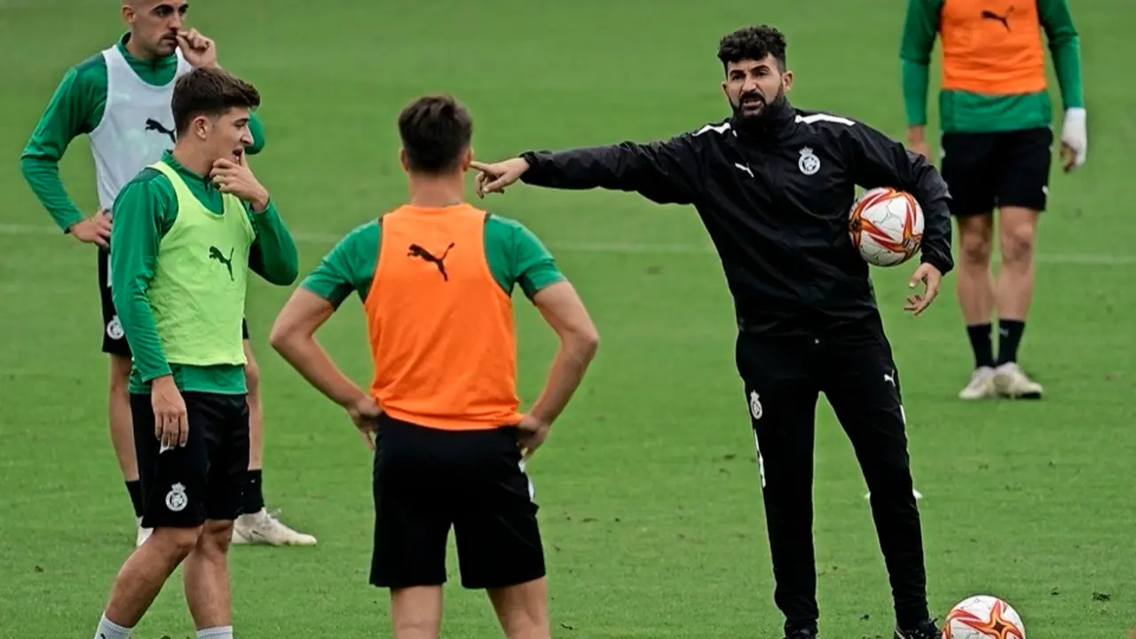 Fern&aacute;ndez Romo, dando indicaciones durante el entrenamiento. / Hardy