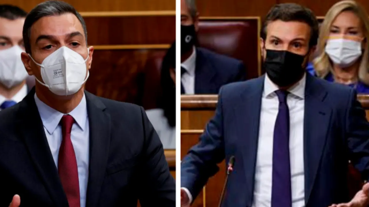 Pedro S&aacute;nchez y Pablo Casado durante la sesi&oacute;n de control al Gobierno. / EFE